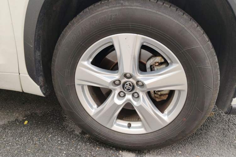 Used Toyota Highlander 2024 2.5L Smart e-Power Dual-Motor All-Wheel-Drive Elite Version – 7 Seats Right Front Wheel Hub