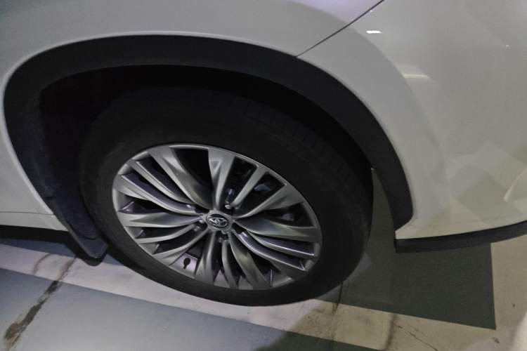 Used Toyota Highlander 2024 2.5L Smart Electric Hybrid Dual-Engine Four-Wheel Drive Prestige Version – 7 Seats Right Front Wheel Hub