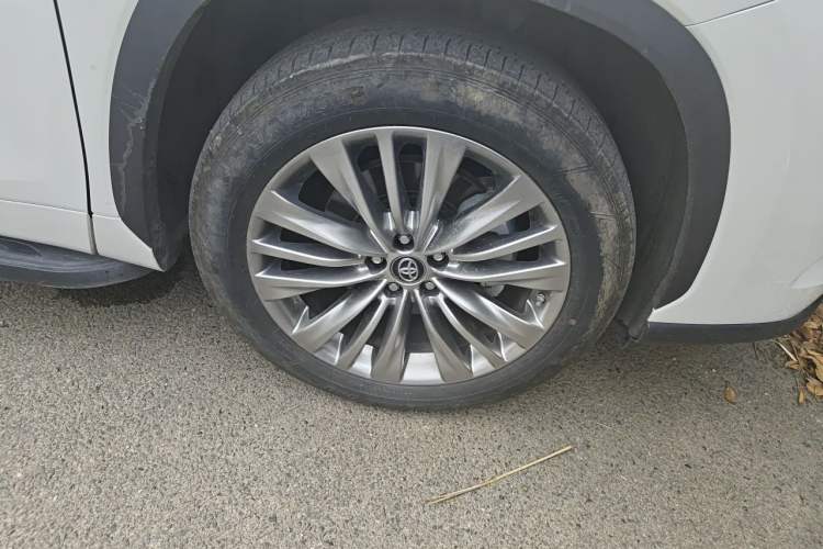 Used Toyota Highlander 2024 2.5L Smart Electric Hybrid Dual-Engine Four-Wheel Drive Prestige Version – 7 Seats Right Front Wheel Hub