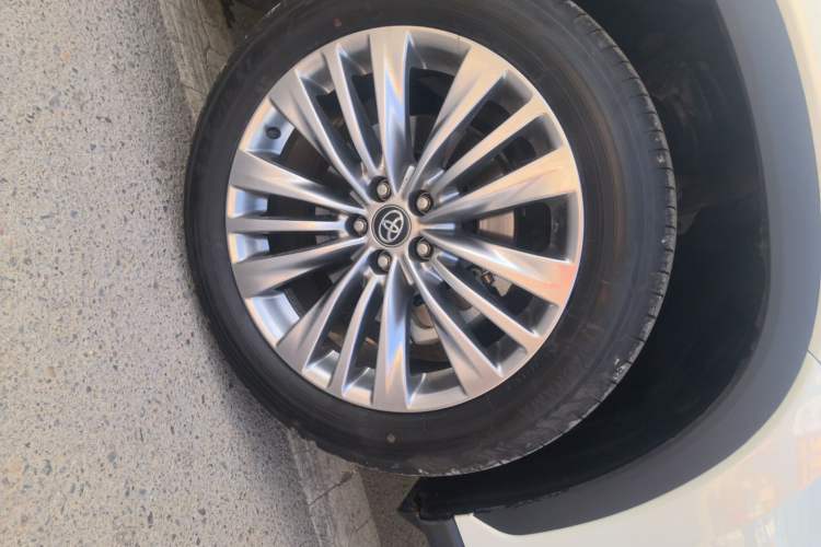 Used Toyota Highlander 2024 2.5L Smart Electric Hybrid Dual-Motor All-Wheel-Drive Luxury 7-Seater Right Front Wheel Hub