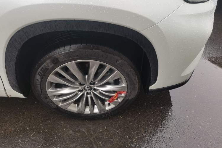 Used Toyota Highlander 2024 2.5L Smart e-Power Dual-Motor All-Wheel-Drive Supreme Edition – 7 Seats Right Front Wheel Hub