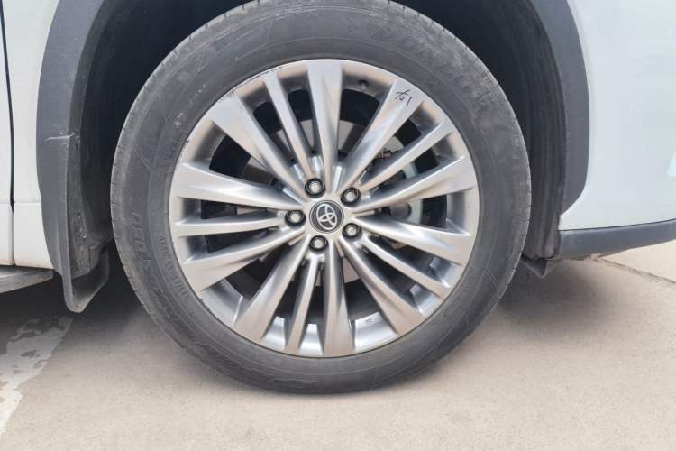 Used Toyota Highlander 2024 2.5L Smart Electric Hybrid Dual-Engine Four-Wheel Drive Prestige Version – 7 Seats Right Front Wheel Hub