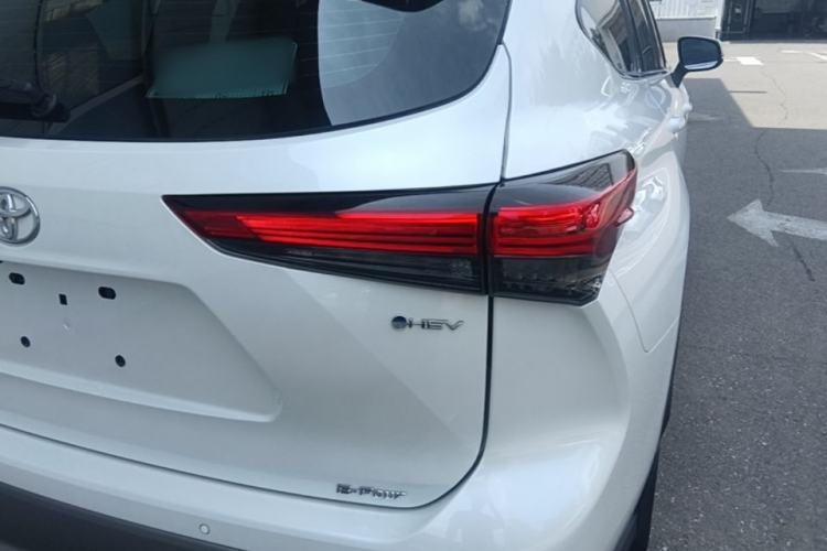 Used Toyota Highlander 2024 2.5L Smart Electric Hybrid Dual-Motor All-Wheel-Drive Luxury 7-Seater Right Rear Taillight