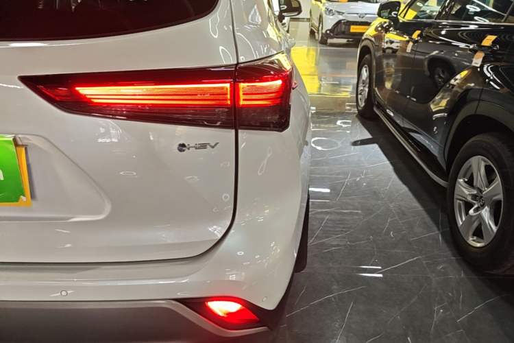 Used Toyota Highlander 2024 2.5L Smart Electric Hybrid Dual-Motor Two-Wheel-Drive Elite Edition 5 Seats Right Rear Taillight