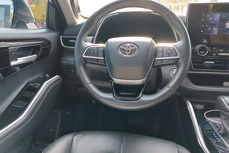 Used Toyota Highlander 2024 2.5L Smart Electric Hybrid Dual-Motor All-Wheel-Drive Luxury 7-Seater Steering Wheel