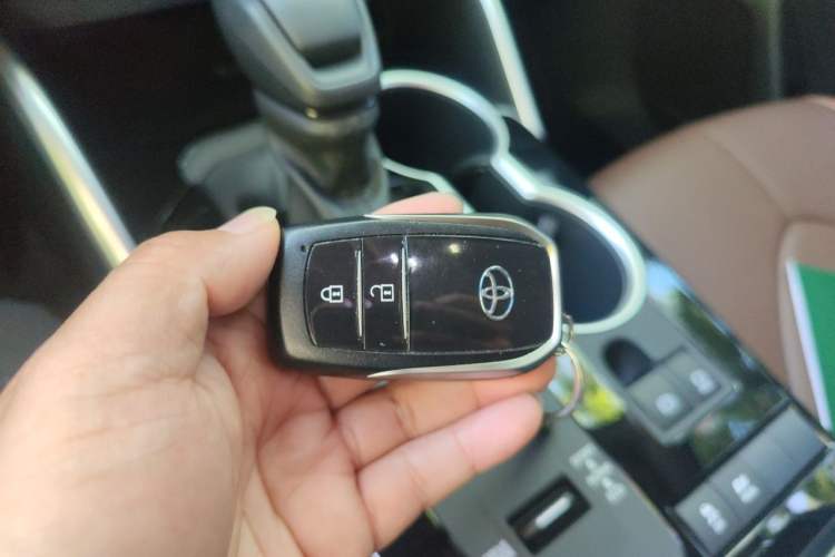 Used Toyota Highlander 2024 2.5L Smart Electric Hybrid Dual-Engine Two-Wheel Drive Elite Version 7 Seats Vehicle Key