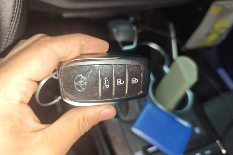 Used Toyota Highlander 2024 2.5L Smart Electric Hybrid Dual-Engine Four-Wheel Drive Prestige Version – 7 Seats Vehicle Key