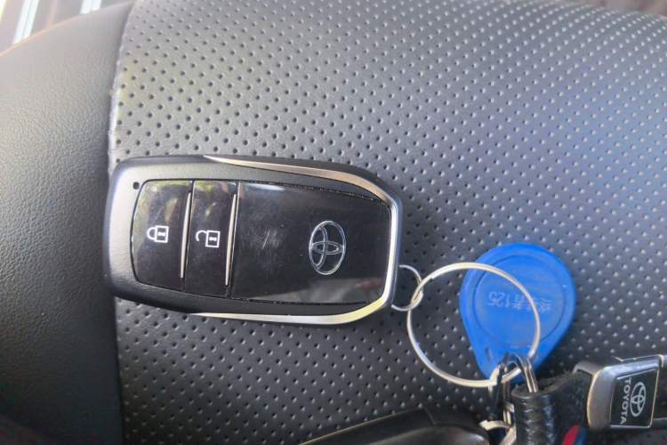 Used Toyota Highlander 2024 2.5L Smart Electric Hybrid Dual-Motor All-Wheel-Drive Luxury 7-Seater Vehicle Key