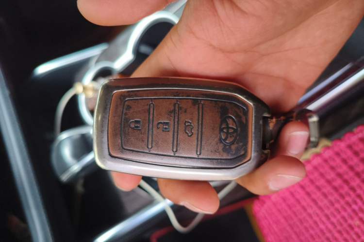Used Toyota Highlander 2024 2.5L Smart Electric Hybrid Dual-Engine Four-Wheel Drive Prestige Version – 7 Seats Vehicle Key
