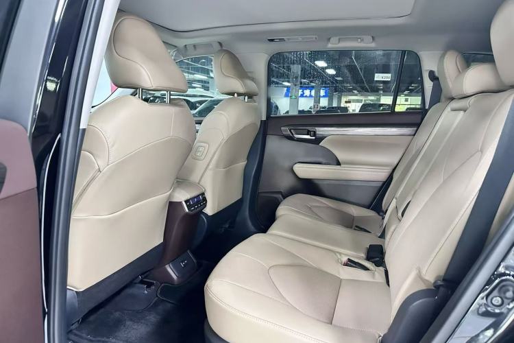 Used Toyota Highlander 2026 Model 2.5L Intelligent Electric Hybrid Dual-Engine All-Wheel-Drive Prestige Edition 7-seater Interior 2