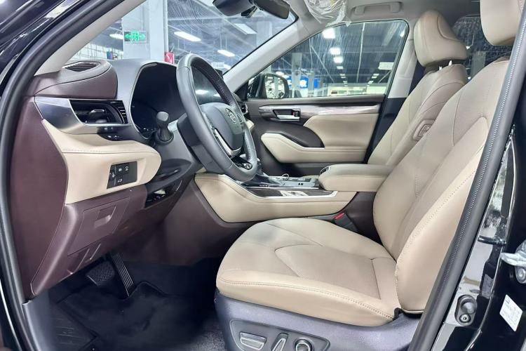 Used Toyota Highlander 2026 Model 2.5L Intelligent Electric Hybrid Dual-Engine All-Wheel-Drive Prestige Edition 7-seater Interior 3