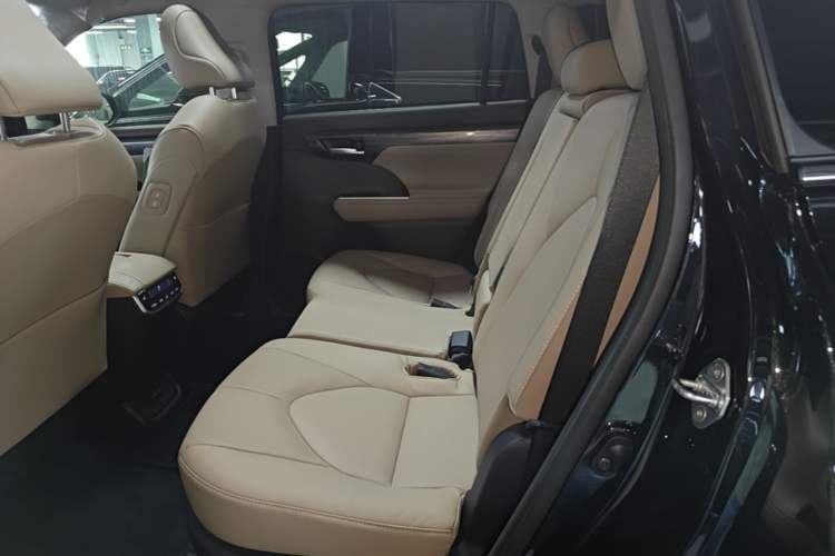 Used Toyota Highlander 2026 Model 2.5L Intelligent Electric Hybrid Dual-Engine All-Wheel-Drive Prestige Edition 7-seater Left Rear Seat