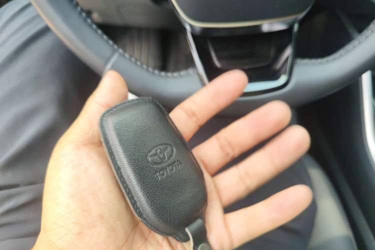 Used Toyota Highlander 2026 Model 2.5L Intelligent Electric Hybrid Dual-Engine Two-Wheel-Drive Elite Edition 5-seater Vehicle Key