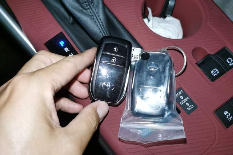 Used Toyota Highlander 2026 Model 2.5L Intelligent Electric Hybrid Dual-Engine Two-Wheel-Drive Elite Edition 5-seater Vehicle Key