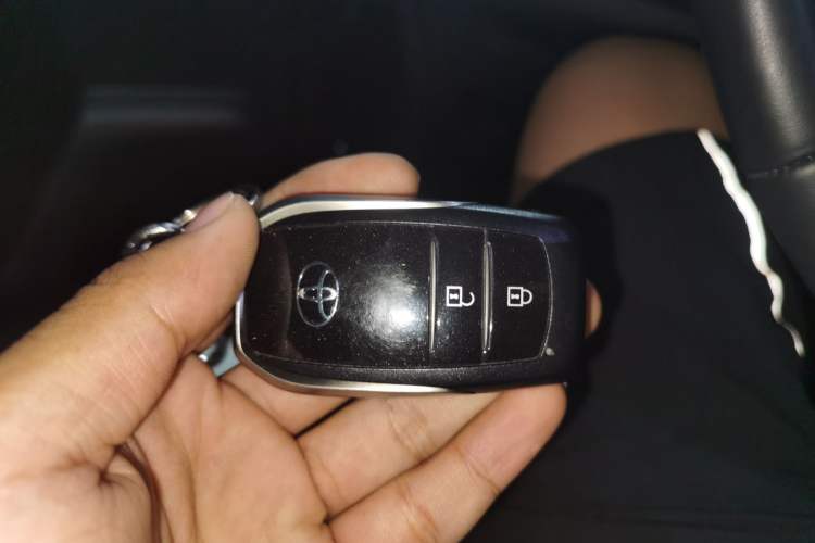 Used Toyota Highlander 2026 Model 2.5L Intelligent Electric Hybrid Dual-Engine All-Wheel-Drive Elite Edition 7-seater Vehicle Key