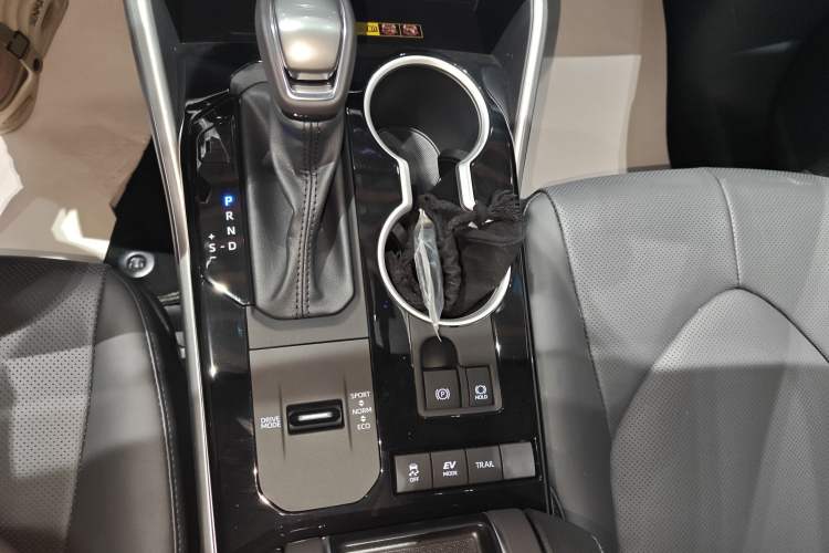 Used Toyota Highlander 2026 Model 2.5L Intelligent Electric Hybrid Dual-Engine All-Wheel-Drive Luxury Edition 7-seater Gear Lever
