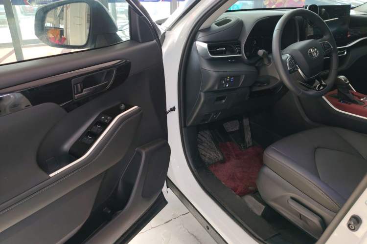 Used Toyota Highlander 2026 Model 2.5L Intelligent Electric Hybrid Dual-Engine All-Wheel-Drive Elite Edition 7-seater Interior 3
