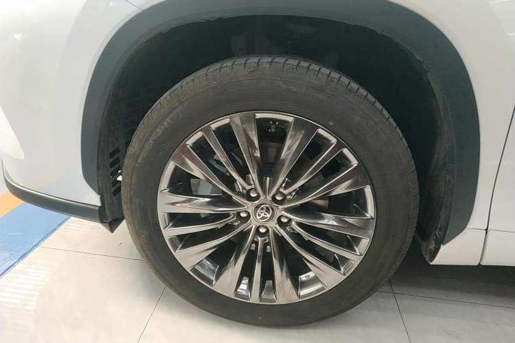 Used Toyota Highlander 2026 Model 2.5L Intelligent Electric Hybrid Dual-Engine Two-Wheel-Drive Luxury Edition 7-seater Left Front Wheel Hub