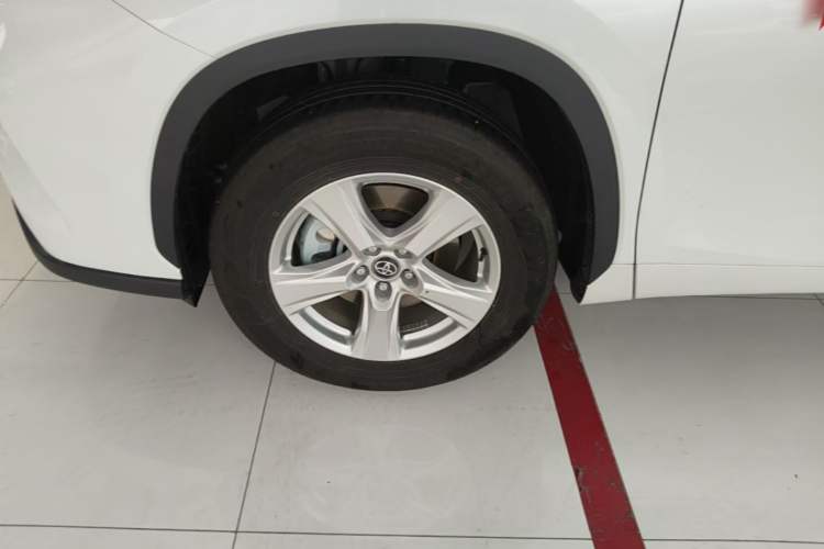 Used Toyota Highlander 2026 Model 2.5L Intelligent Electric Hybrid Dual-Engine Two-Wheel-Drive Elite Edition 5-seater Left Front Wheel Hub