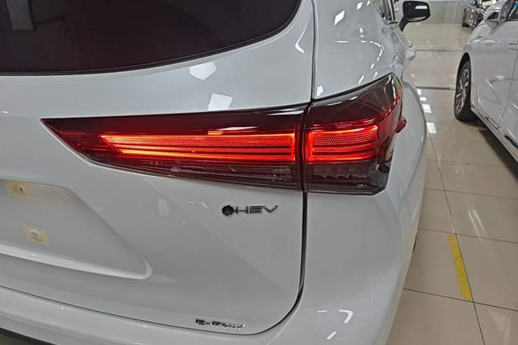 Used Toyota Highlander 2026 Model 2.5L Intelligent Electric Hybrid Dual-Engine All-Wheel-Drive Prestige Edition 7-seater Right Rear Taillight