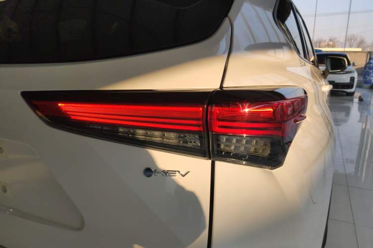 Used Toyota Highlander 2026 Model 2.5L Intelligent Electric Hybrid Dual-Engine All-Wheel-Drive Elite Edition 7-seater Right Rear Taillight