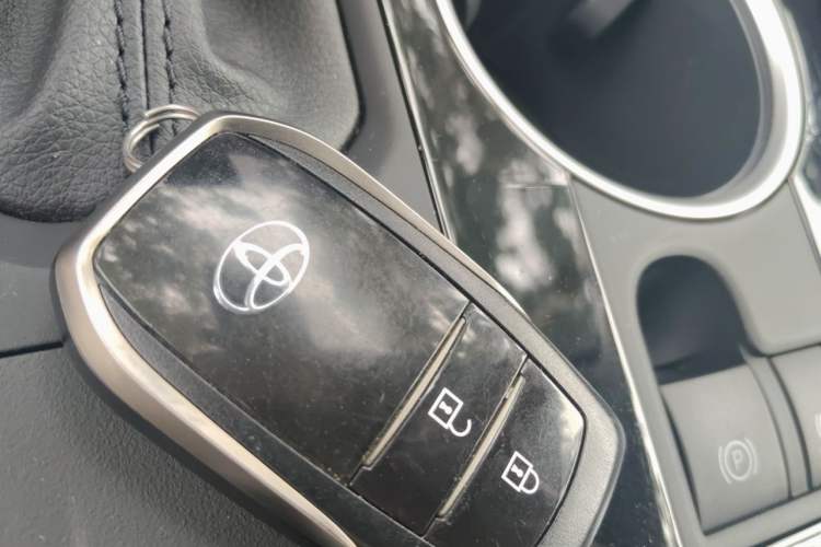 Used Toyota Highlander 2026 Model 2.5L Intelligent Electric Hybrid Dual-Engine Two-Wheel-Drive Elite Edition 5-seater Vehicle Key
