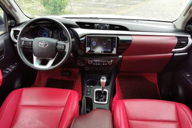 Used Toyota Hilux 2018 2.7L Automatic 4x4 GL – Middle East Center Console