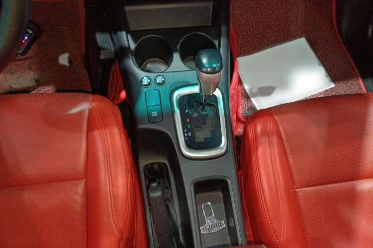 Used Toyota Hilux 2018 2.7L Automatic 4x4 GL – Middle East Gear Lever