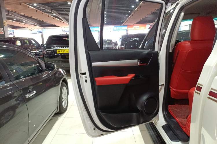 Used Toyota Hilux 2018 2.7L Automatic 4x4 GL – Middle East Left Rear Door Interior