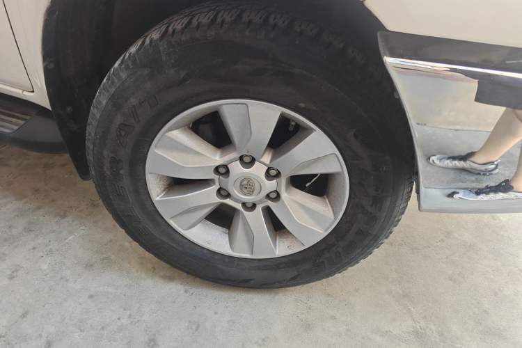 Used Toyota Hilux  Right Front Wheel Hub