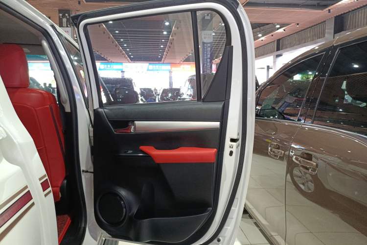 Used Toyota Hilux 2018 2.7L Automatic 4x4 GL – Middle East Right Rear Door Interior