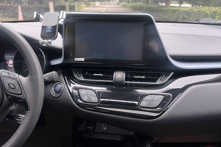 Used Toyota IZOA 2021 2.0L Yichi Version Interior 3