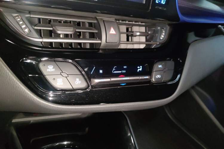 Used Toyota IZOA 2018 2.0L Yichi Version China VI Standard Audio And AC Panel