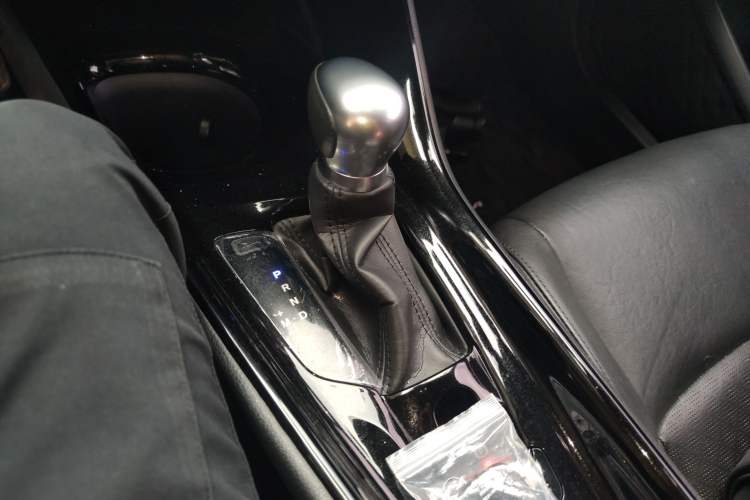 Used Toyota IZOA 2018 2.0L Yichi Version China VI Standard Gear Lever