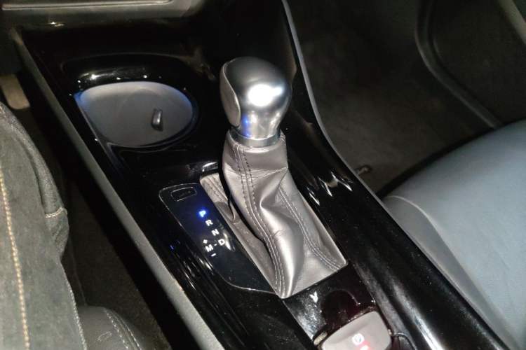 Used Toyota IZOA 2018 2.0L Yichi Version China VI Standard Gear Lever