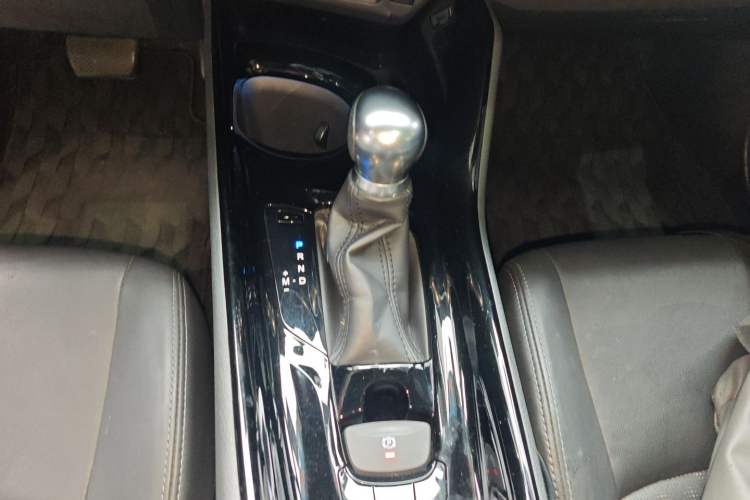 Used Toyota IZOA 2018 2.0L Yichi Version China VI Standard Gear Lever