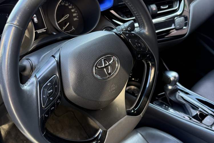 Used Toyota IZOA 2018 2.0L Yichi Version China VI Standard Interior 4