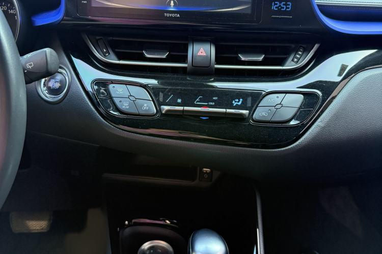 Used Toyota IZOA 2018 2.0L Yichi Version China VI Standard Interior 8
