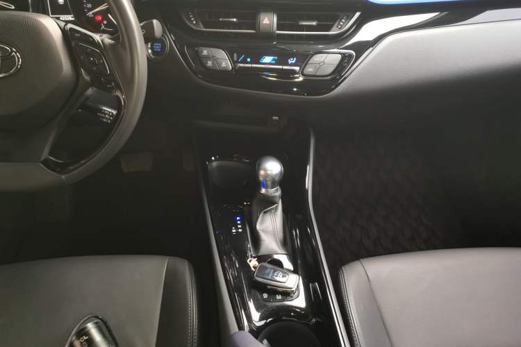 Used Toyota IZOA 2018 2.0L Yichi Version China VI Standard Gear Lever