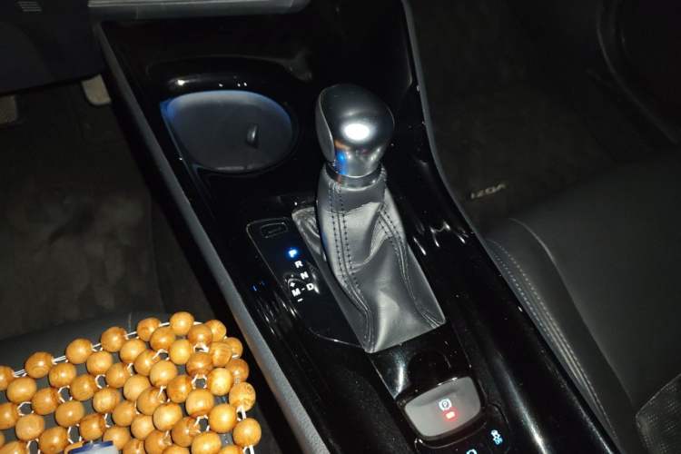 Used Toyota IZOA 2018 2.0L Yichi Edition China V Standard Gear Lever