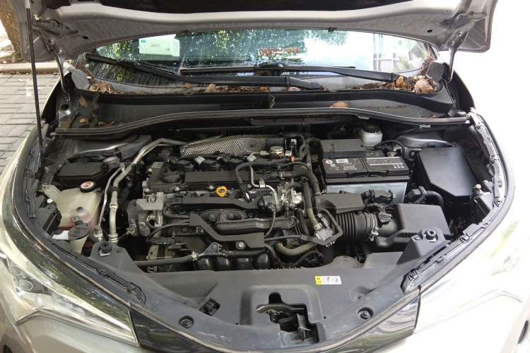 Used Toyota IZOA 2018 2.0L Yichi Version China VI Standard Engine Bay
