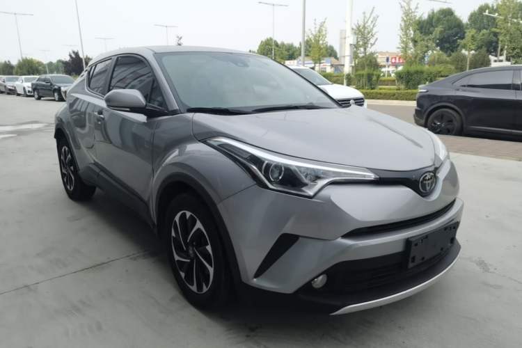 Used Toyota IZOA 2018 2.0L Yichi Edition China V Standard Front Right 45 Deg