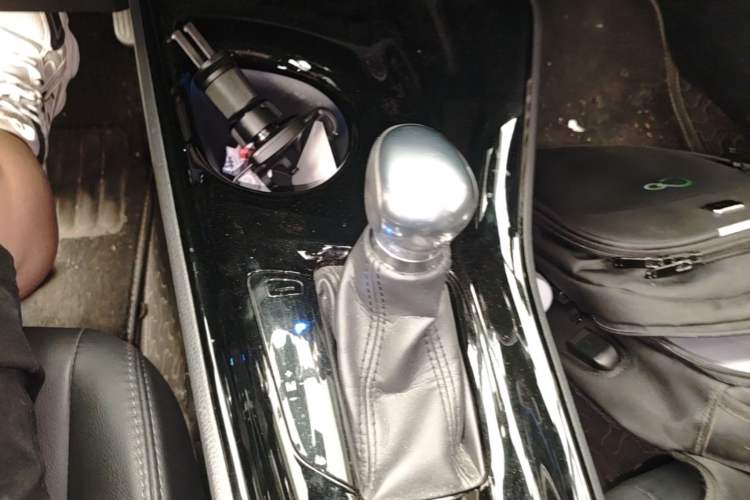 Used Toyota IZOA 2018 2.0L Yichi Version China VI Standard Gear Lever