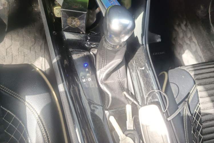 Used Toyota IZOA 2018 2.0L Yichi Version China VI Standard Gear Lever
