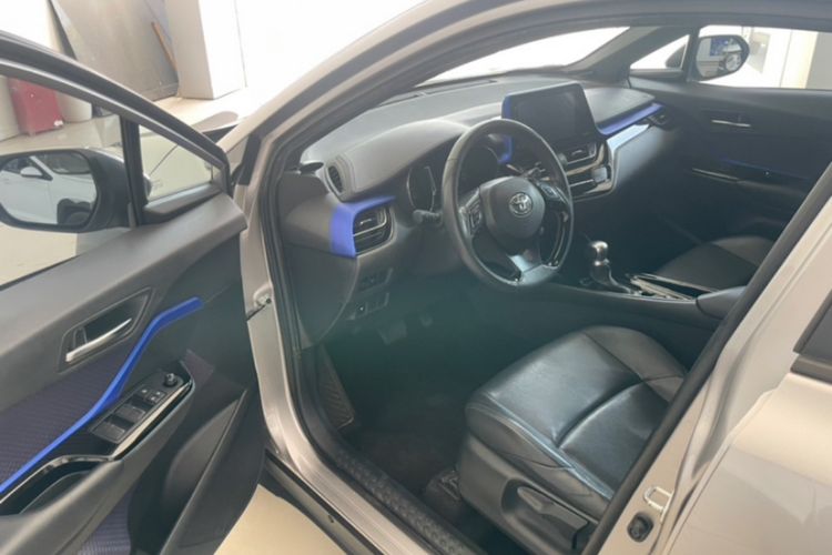 Used Toyota IZOA 2018 2.0L Yichi Version China VI Standard Interior 3