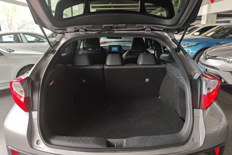 Used Toyota IZOA 2018 2.0L Yichi Version China VI Standard Trunk