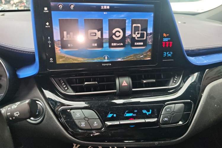 Used Toyota IZOA 2018 2.0L Yixuan Sunroof Version China VI Standard Audio And AC Panel