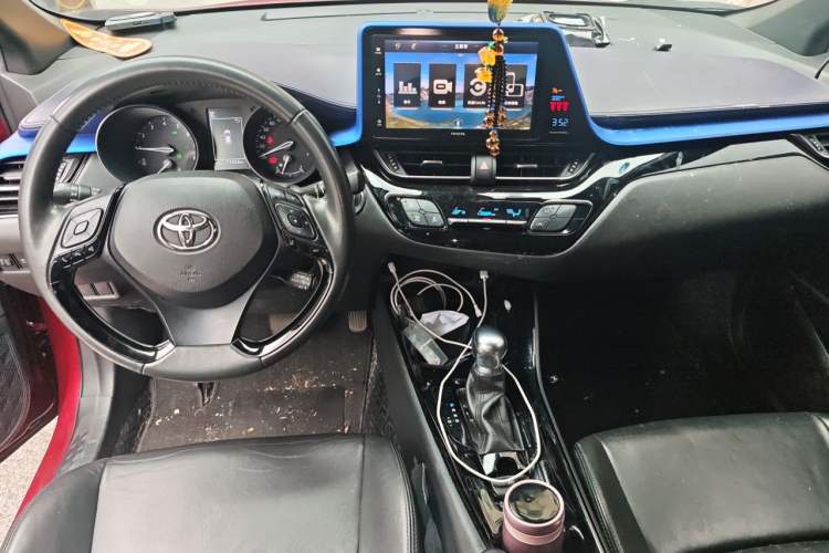 Used Toyota IZOA 2018 2.0L Yixuan Sunroof Version China VI Standard Center Console
