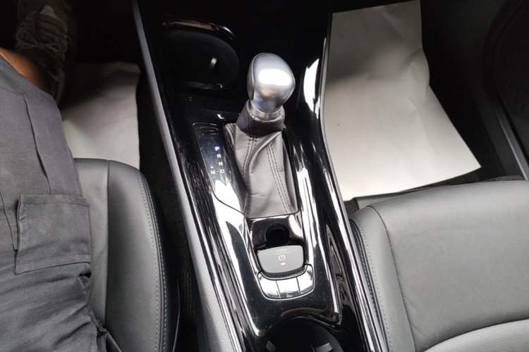 Used Toyota IZOA 2018 2.0L Yichi Version China VI Standard Gear Lever