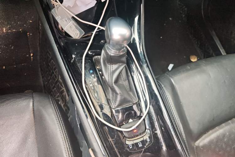 Used Toyota IZOA 2018 2.0L Yixuan Sunroof Version China VI Standard Gear Lever